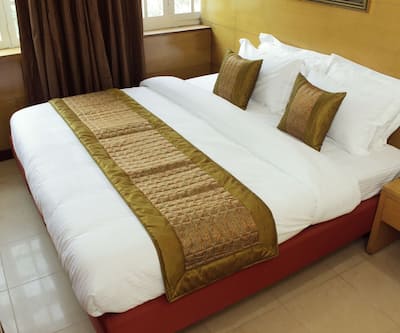 https://imgcld.yatra.com/ytimages/image/upload/t_hotel_yatra_city_desktop/v1490594774/Hotel/New Delhi/00084503/Overview_u8OiXm.jpg